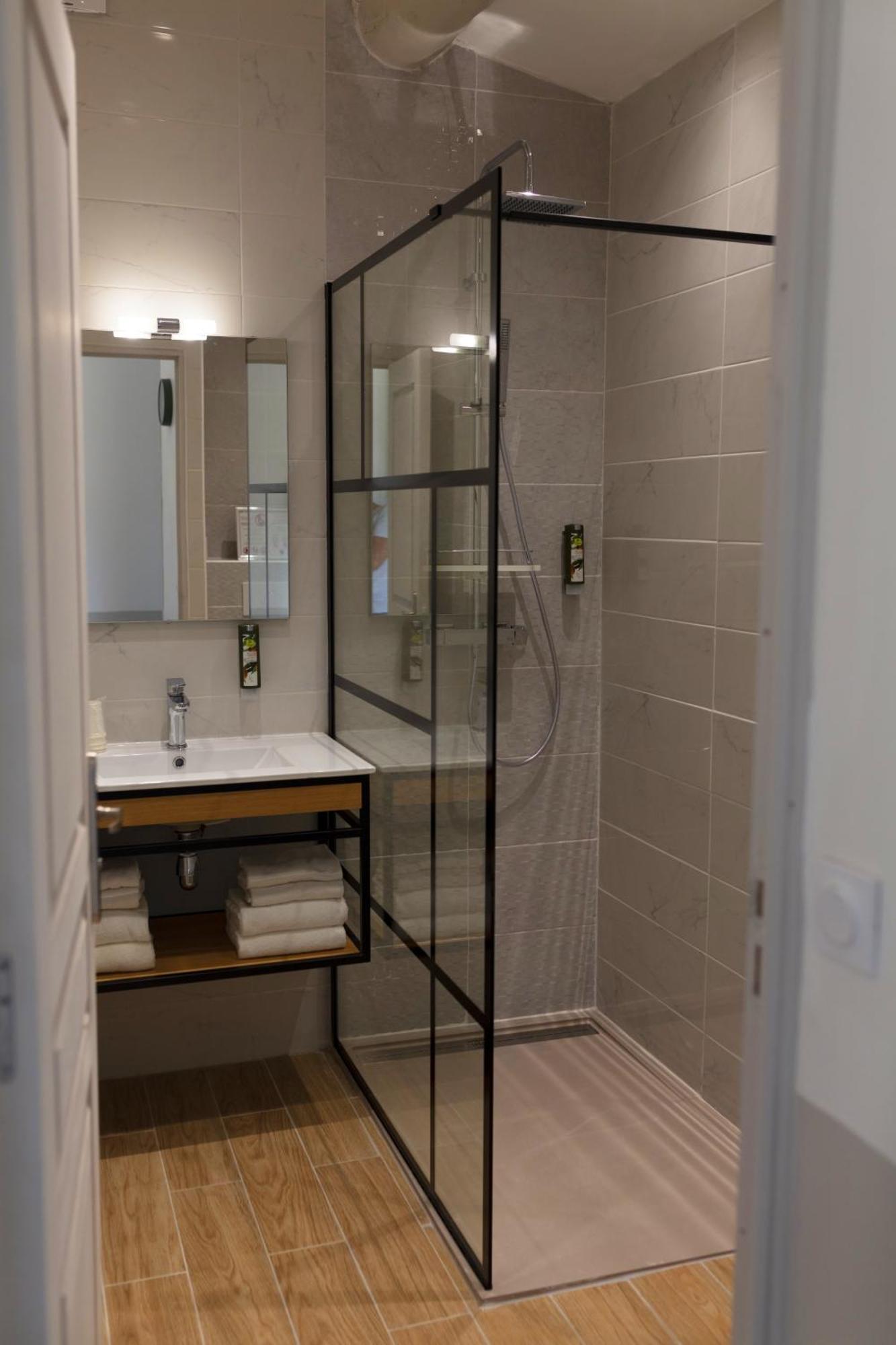 Logis Le Nid Du Pont De Gau Aparthotel Saintes-Maries-de-la-Mer Bilik gambar