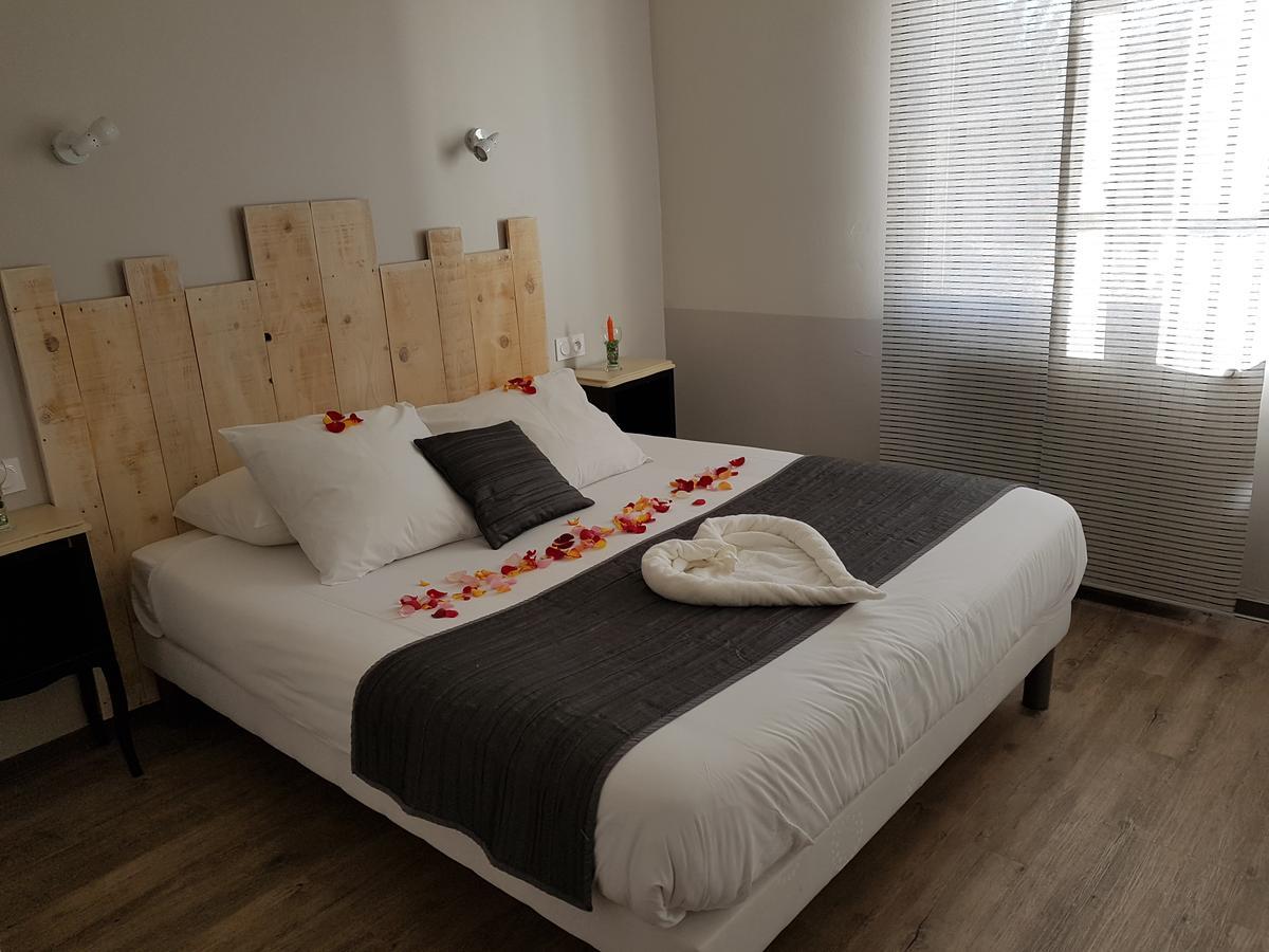 Logis Le Nid Du Pont De Gau Aparthotel Saintes-Maries-de-la-Mer Luaran gambar
